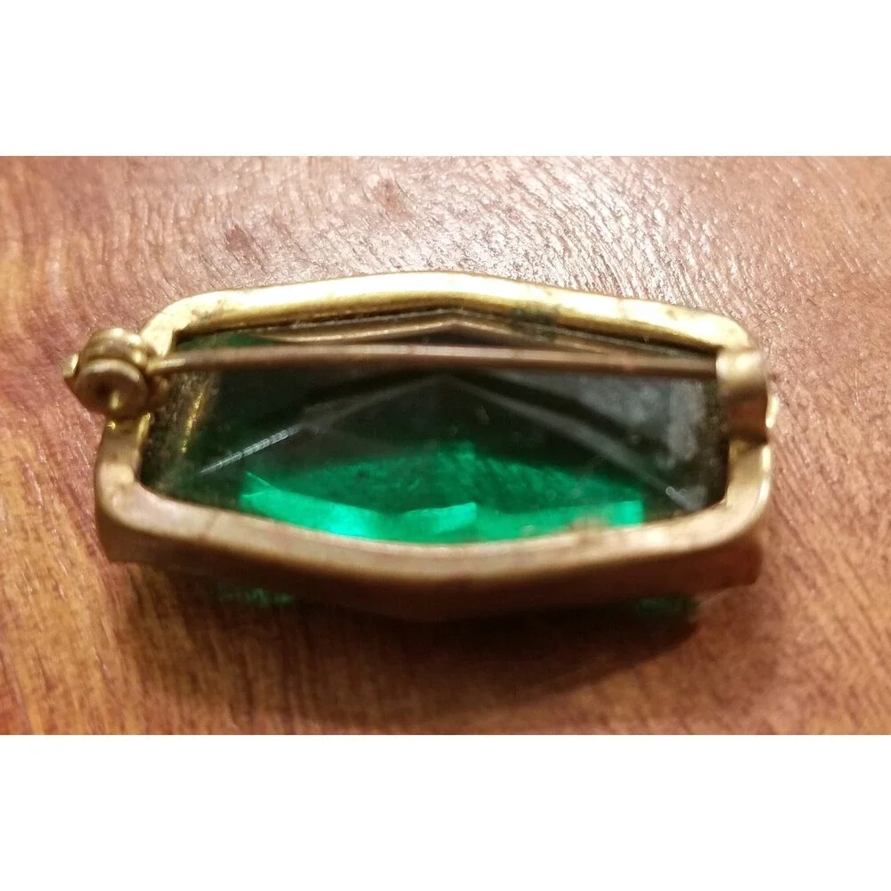 Vintage Elongated Hexagon Green Glass & Goldtone Brooch 1.125